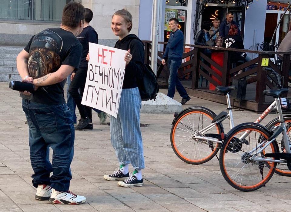 На улице Почтовой девушка «сказала нет вечному Путину»