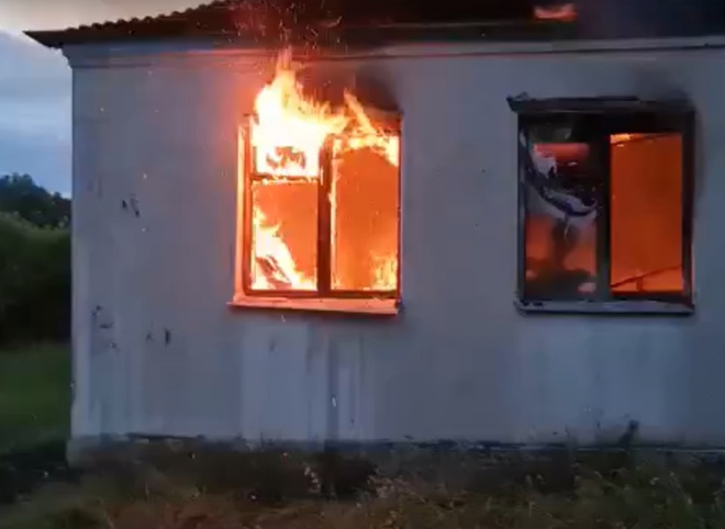 При пожаре в бывшем административном здании под Спасском никто не пострадал