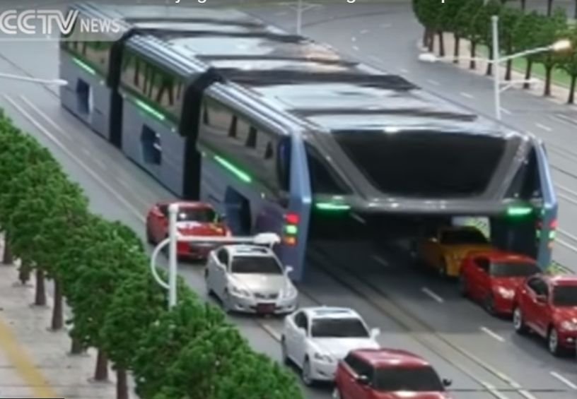 Китайцы создали автобус, парящий над машинами (видео)