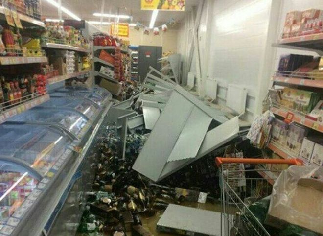 В рязанском супермаркете «Дикси» рухнул стеллаж с алкоголем