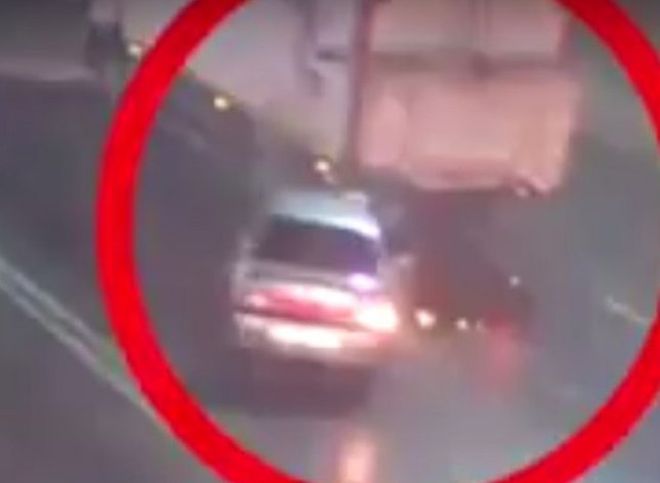 В сети появилось видео столкновения «десятки» и фуры на Московском шоссе