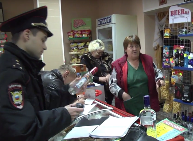Полицейские пресекли незаконную торговлю алкоголем в рязанском магазине