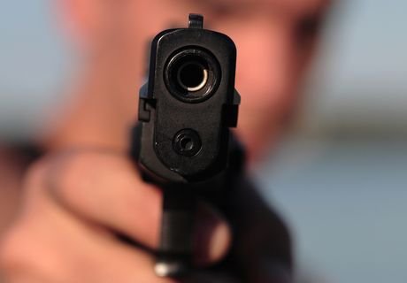 Полиция задержала угрожавших женщине пистолетом рязанцев
