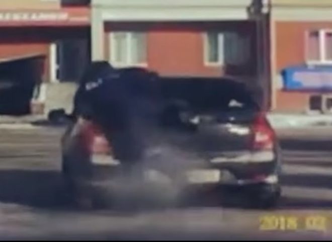 Инспектор ДПС задержал угонщика, запрыгнув на машину (видео)
