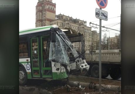 В Москве автобус протаранил 9 машин и врезался в столб (видео)