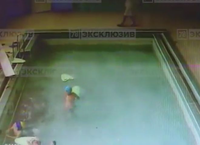 В Ленобласти потолок обрушился на детей в бассейне (видео)