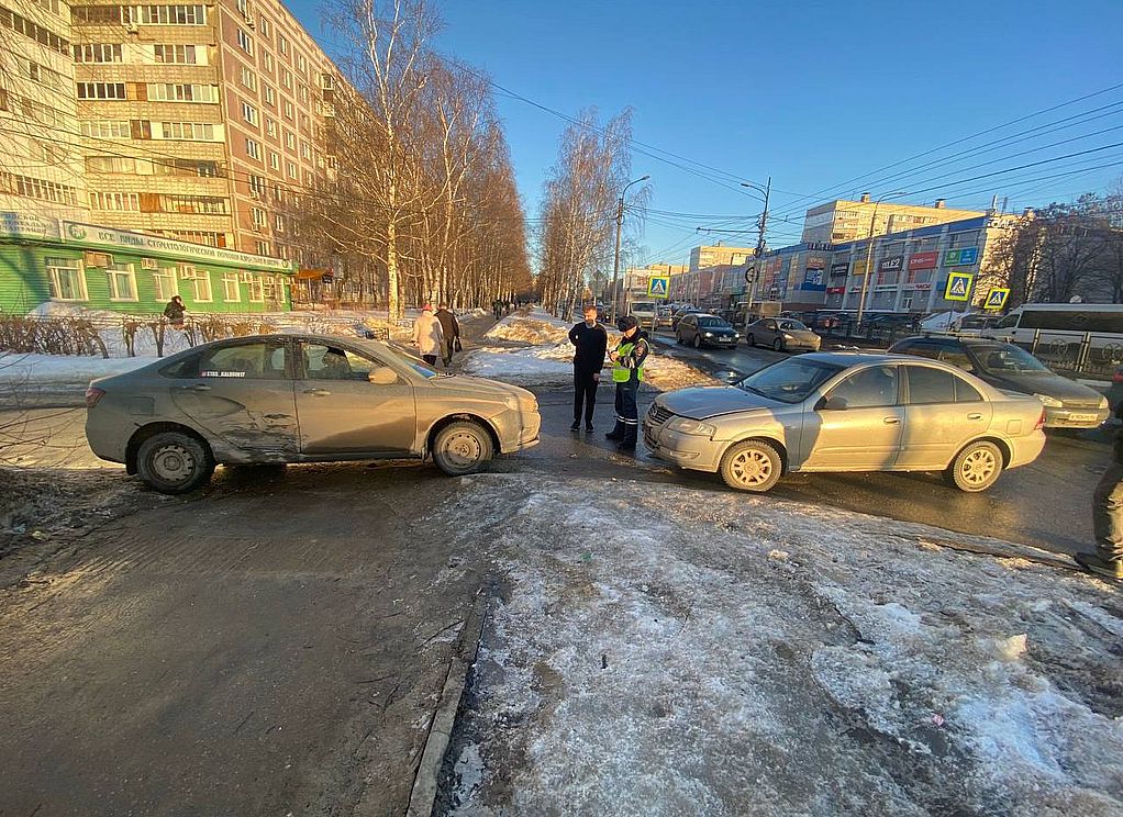 При столкновении двух легковушек на улице Новоселов пострадала женщина