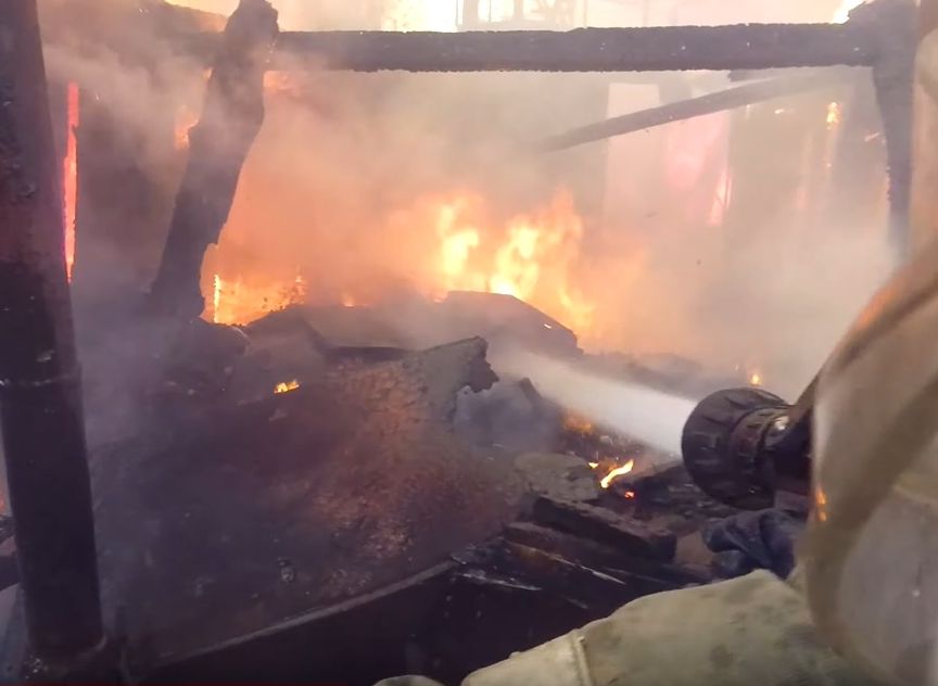 Тушение пожара на улице Гражданской показали от первого лица
