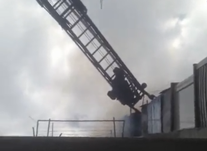 На улице Магистральной загорелся балкон в многоэтажке (видео)
