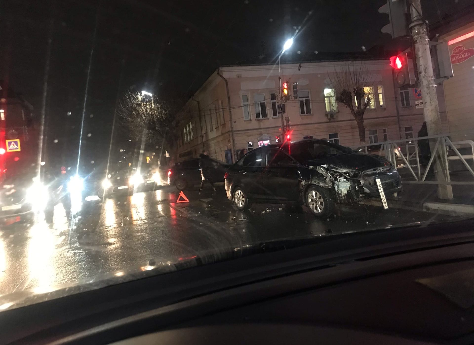 В центре Рязани Hyundai вылетел на тротуар после ДТП