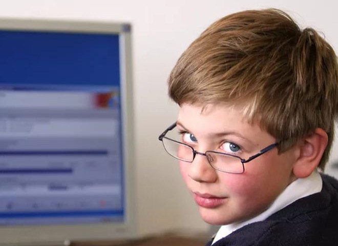 Использование гаджетов снизило зрение у 50% третьеклассников