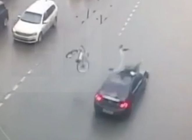 Велосипедист чудом выжил в страшном ДТП в Москве (видео)