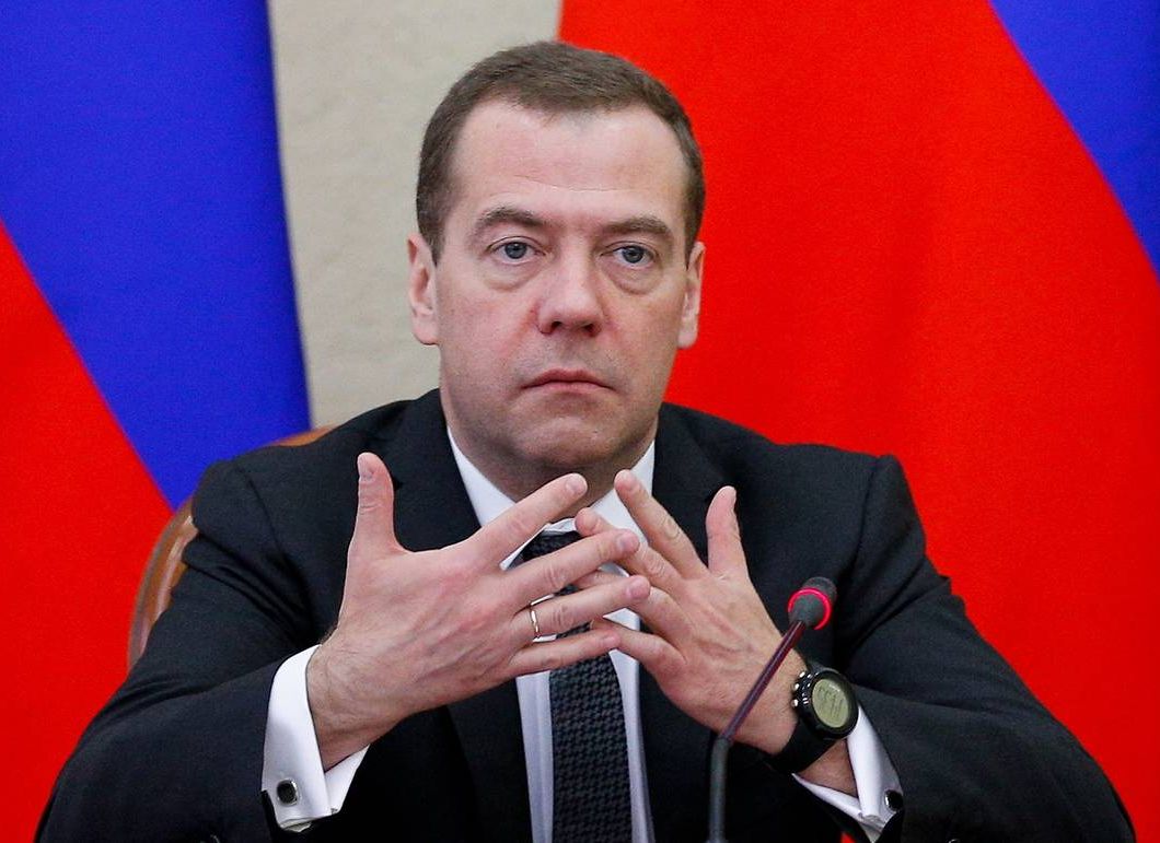 СМИ: Медведев гонит самогон