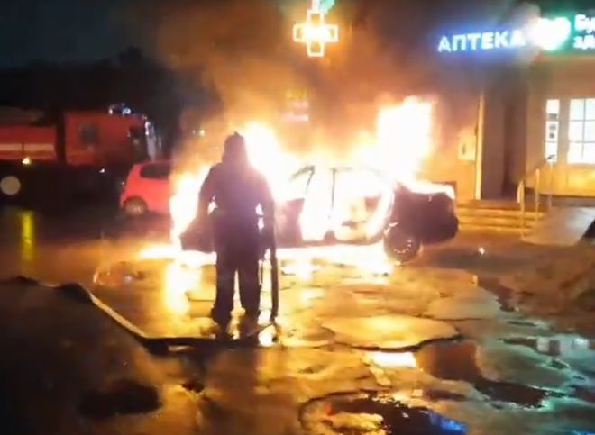 Опубликовано видео тушения загоревшегося автомобиля в Дашково-Песочне