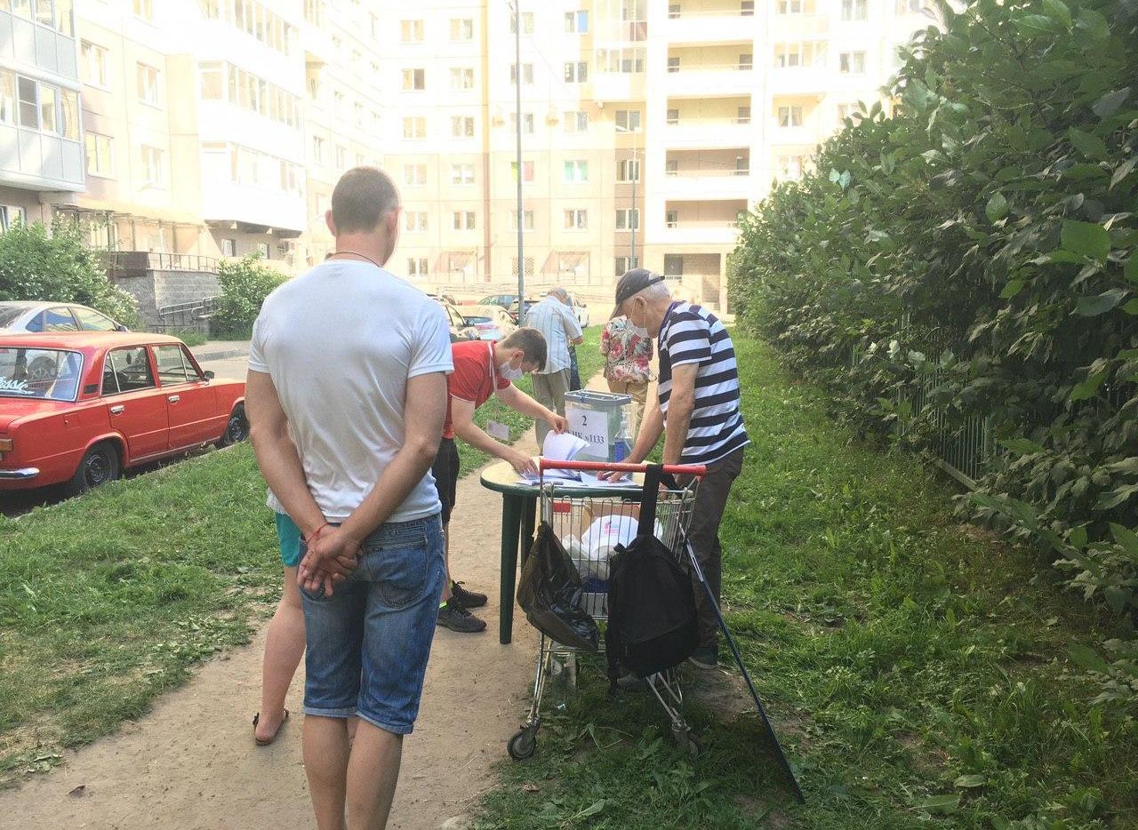 В Петербурге «избирательный участок» организовали в тележке из «Пятерочки»