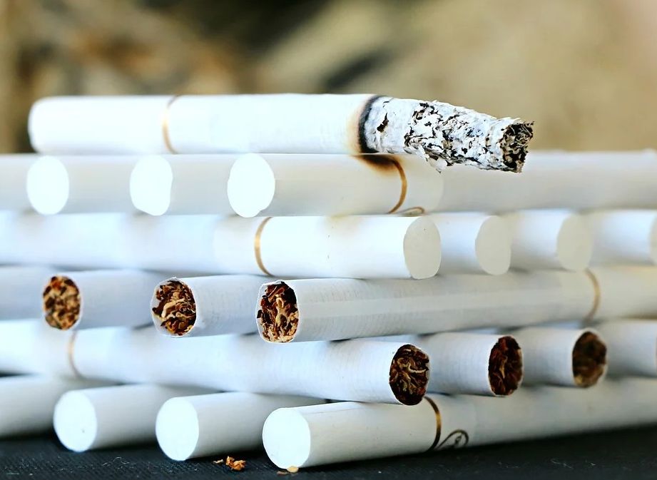Зараженные COVID-19 курильщики чаще попадают в реанимацию, чем некурящие люди
