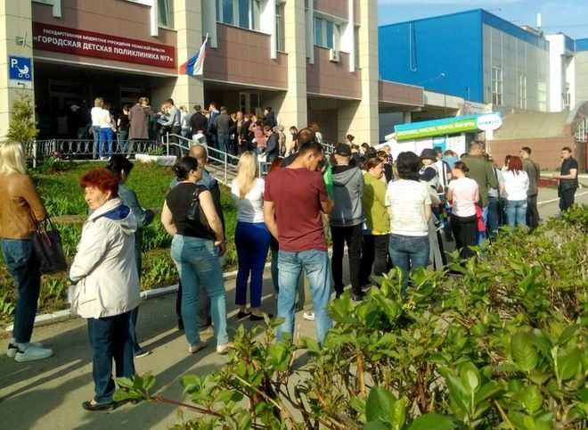 Фото: в Рязани у детской поликлиники №7 выстроилась гигантская очередь
