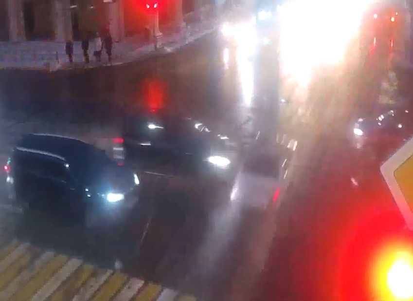В центре Рязани проехавшая на «красный» легковушка устроила ДТП (видео)