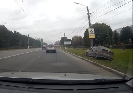 На Московском шоссе ВАЗ съехал на обочину (видео)