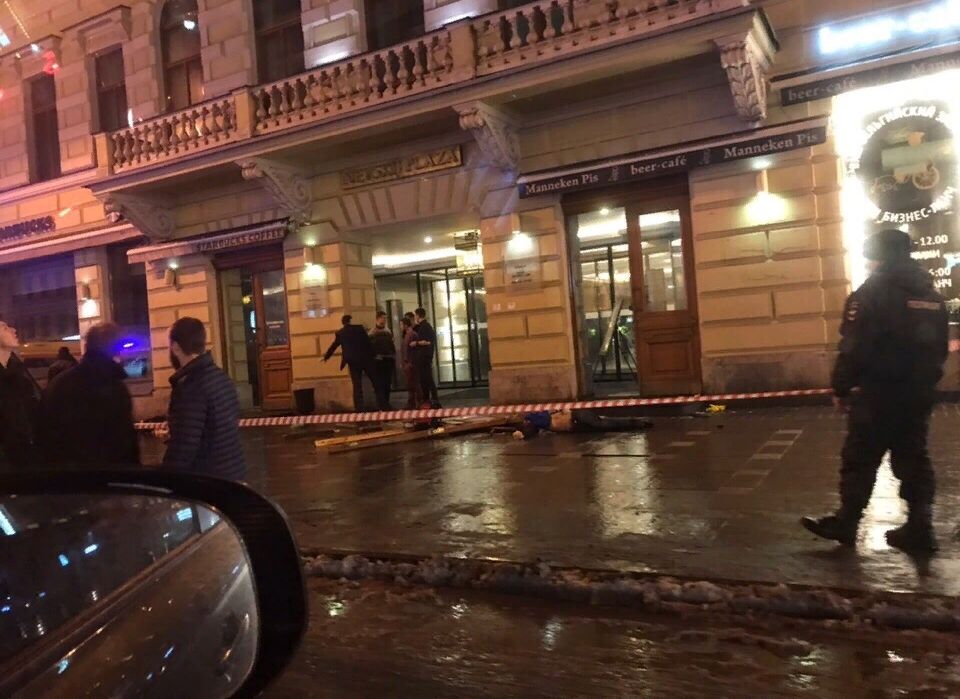 В центре Петербурга BMW вылетел на тротуар, двое погибли