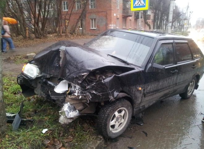 На улице Маяковского ВАЗ-2114 столкнулся с Lada Granta и врезался в дерево