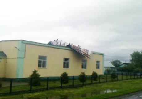 Сорванную ветром крышу школы восстановят за неделю