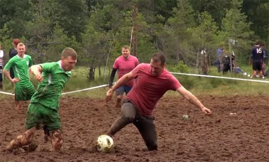 В Ленобласти прошел чемпионат по болотному футболу (видео)