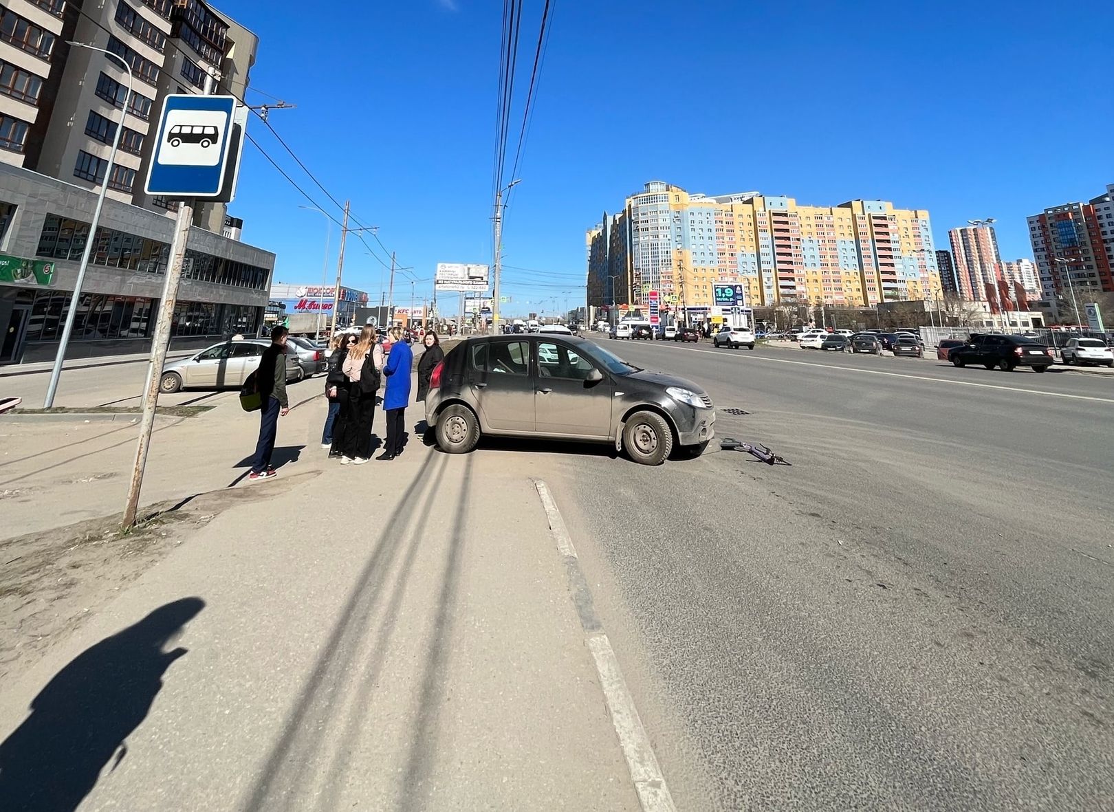 На улице Есенина легковушка врезалась в электросамокат