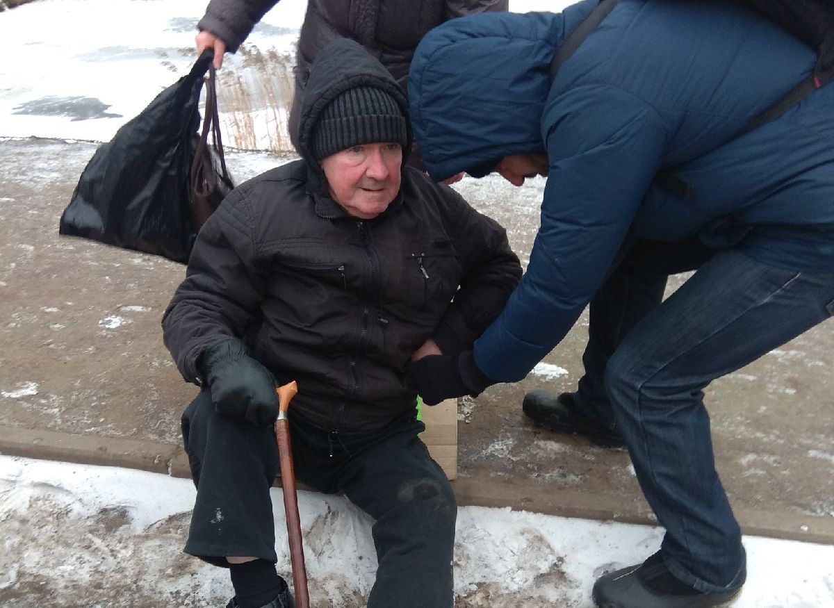 В минздраве рассказали о состоянии пенсионера, упавшего на улице Новоселов