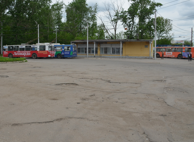 На территории Комбайнового завода на рабочего обрушился бетонный козырек