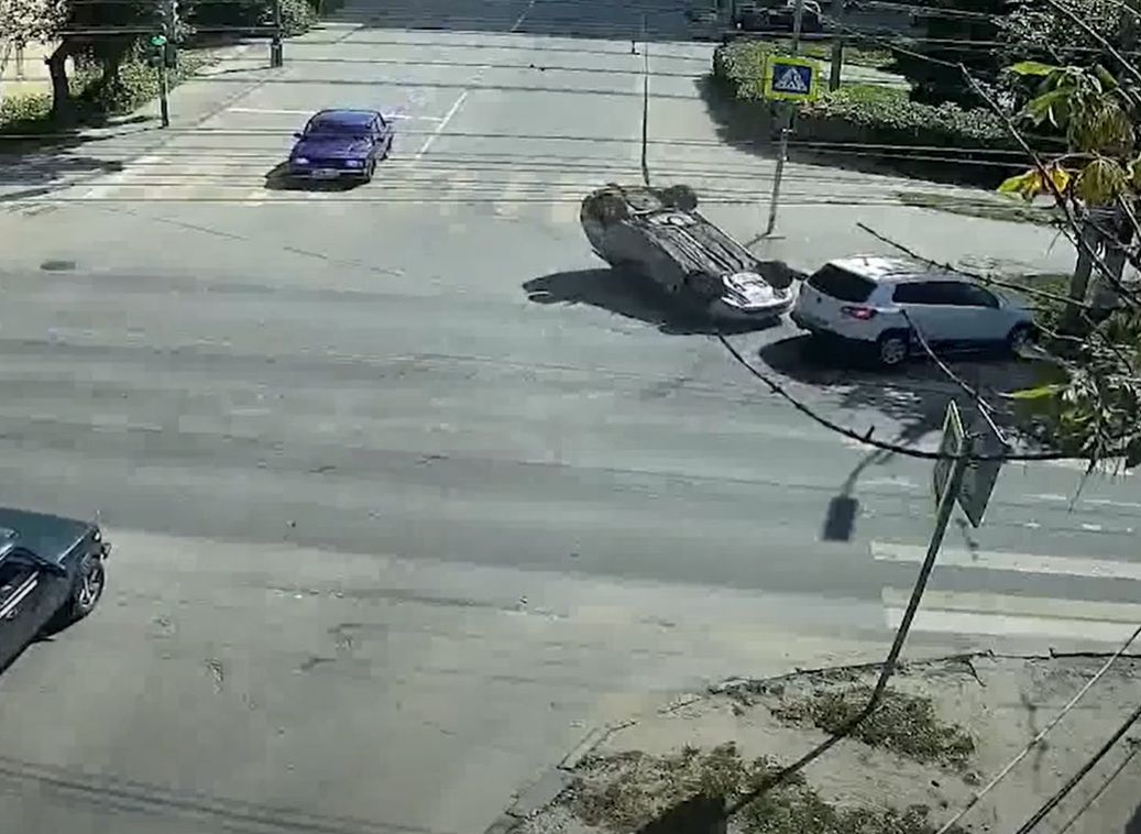 ДТП с опрокидыванием на улице Есенина попало на видео