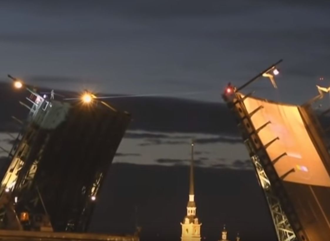 В Санкт-Петербурге канатоходец прошел над разведенным Дворцовым мостом (видео)