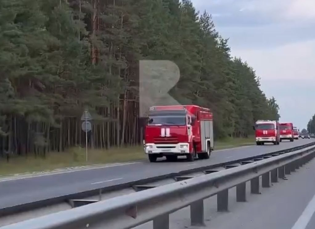 Рязанцы засняли колонну пожарной техники, прибывшей из Москвы