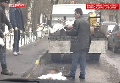 В Москве ямы на дорогах заделывают снегом (видео)