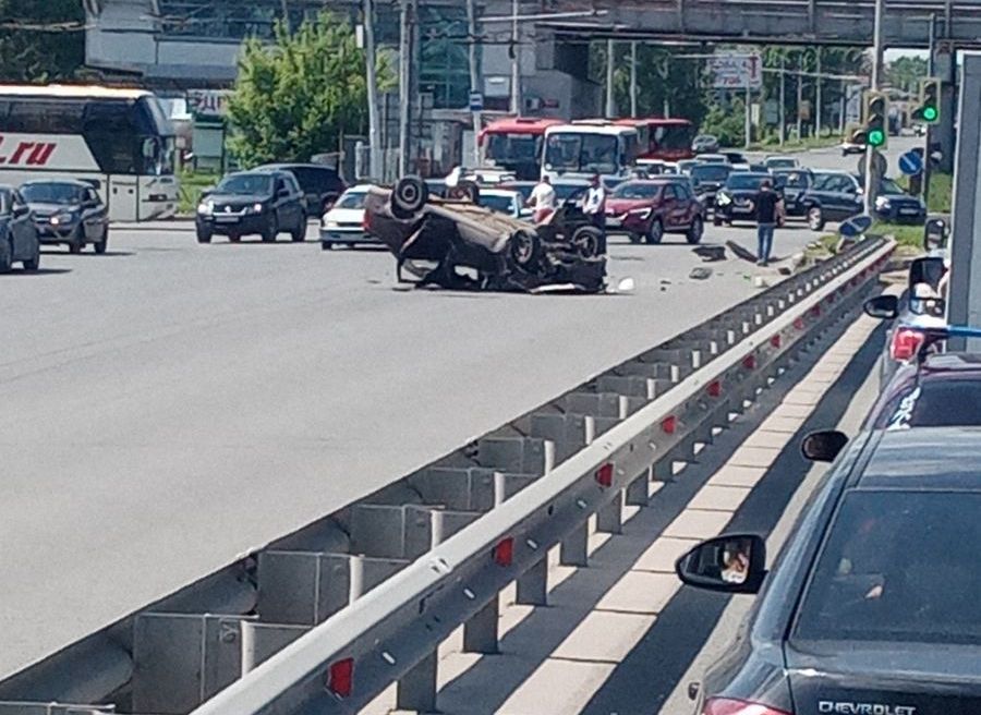 На Московском шоссе перевернулась легковушка