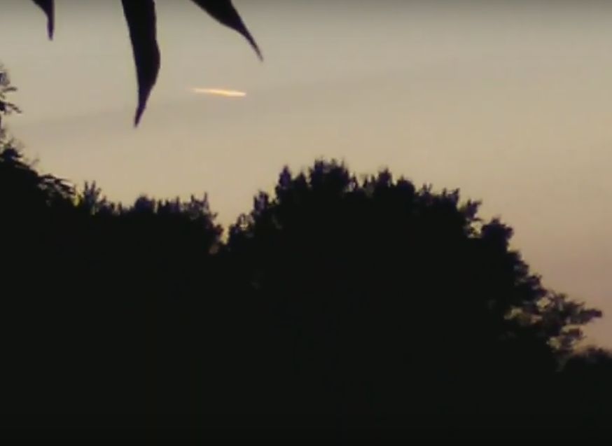 Над Ореховым озером засняли объект, похожий на метеорит (видео)
