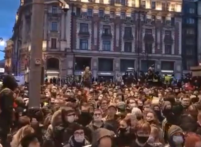 Участники акции протеста в Москве выдвинулись на Лубянку