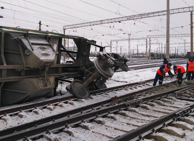 При сходе с рельсов товарного вагона на станции Рыбное никто не пострадал