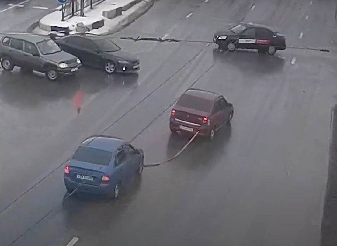 Столкновение трех автомобилей на Московском шоссе попало на видео
