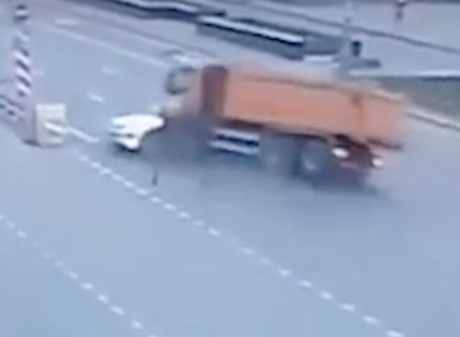 Момент ДТП с грузовиком и легковушками в Москве попал на видео