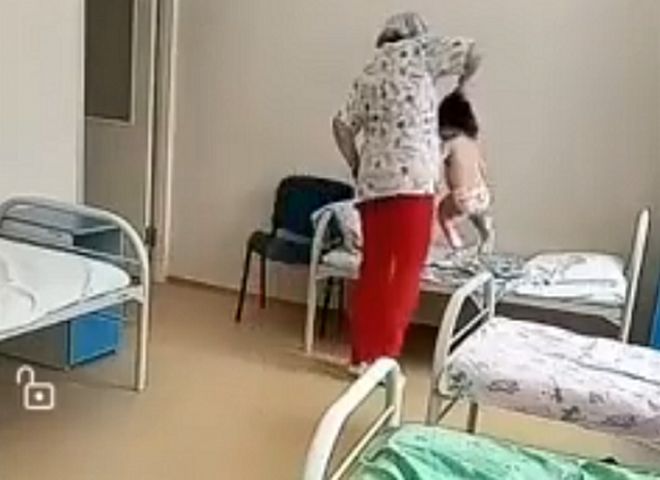 Новосибирская медсестра объяснила, зачем подняла ребенка за волосы
