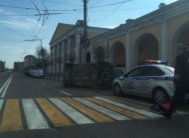 На улице Свободы перевернулась иномарка