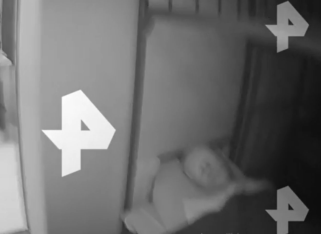РЕН-ТВ опубликовало видео со спящим в колонии Навальным