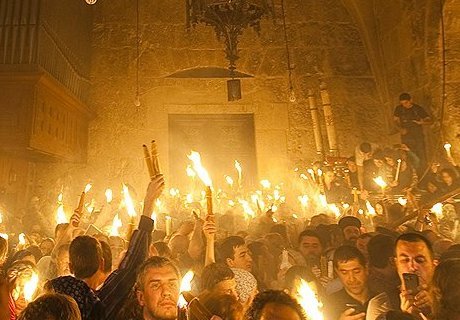 Православный мир ожидает схождение Благодатного огня