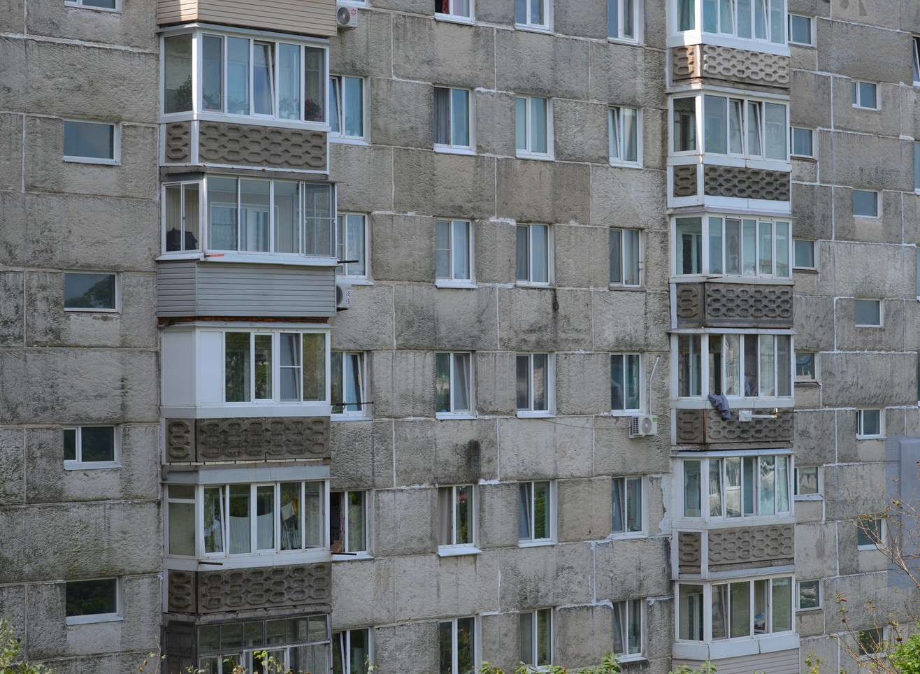 На улице Зубковой пьяный мужчина упал с третьего этажа