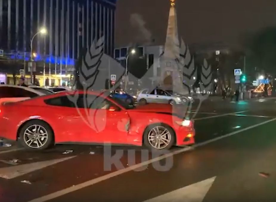 В Краснодаре гаишнику оторвало ногу после наезда Ford Mustang