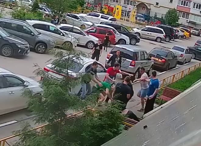Массовая драка в рязанском дворе попала на видео
