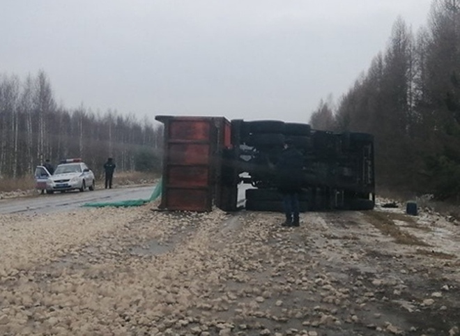 В Захаровском районе перевернулся грузовик с щебнем