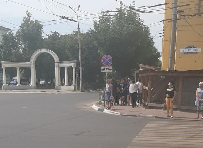 В центре Рязани засняли, как полиция ведет молодого человека в наручниках