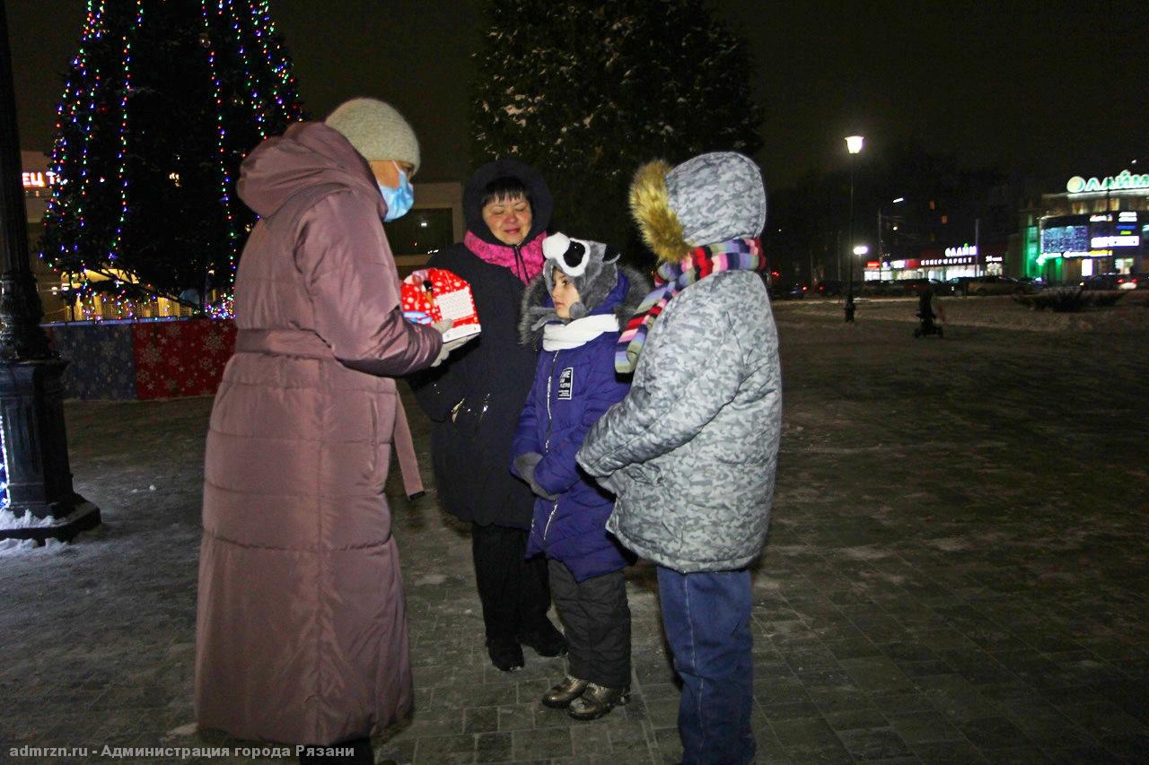 Елки рязань. Городские елки в Рязани. Рязань новогодние огни. Главная елка Рязани 2020. Новогодние елки на улице Рязань.